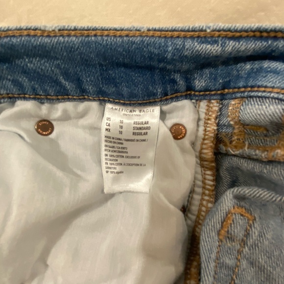 AE  high rise ripped boyfriend Jean Size 10 - Picture 2 of 3